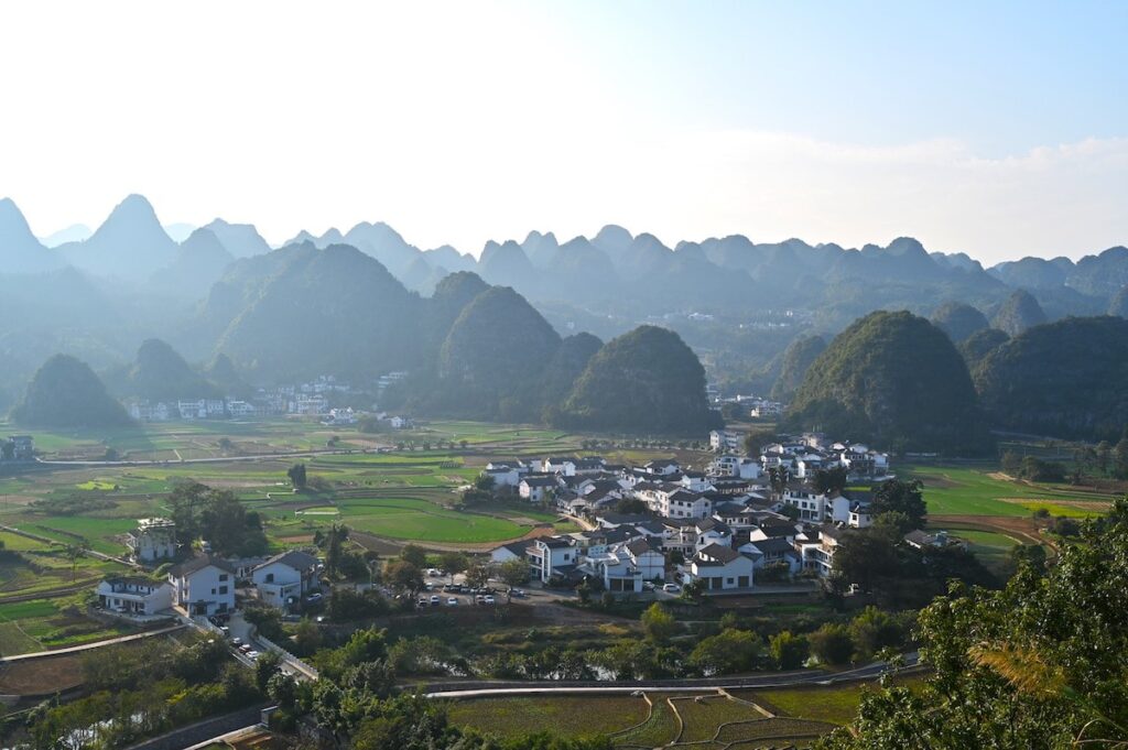 貴州省・の写真　カルスト峰の林と古銀杏の村、大瀑布4-5