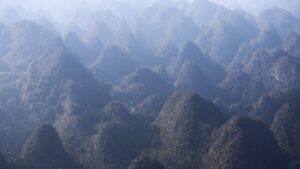 貴州省・の写真　カルスト峰の林と古銀杏の村、大瀑布4-7