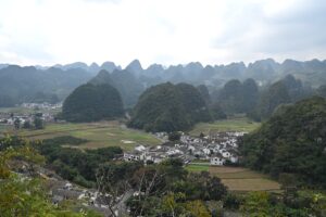 貴州省・の写真　カルスト峰の林と古銀杏の村、大瀑布4-8