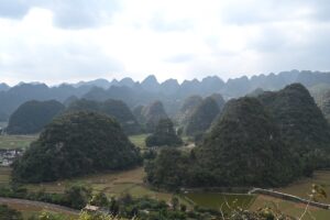 貴州省・の写真　カルスト峰の林と古銀杏の村、大瀑布4-9