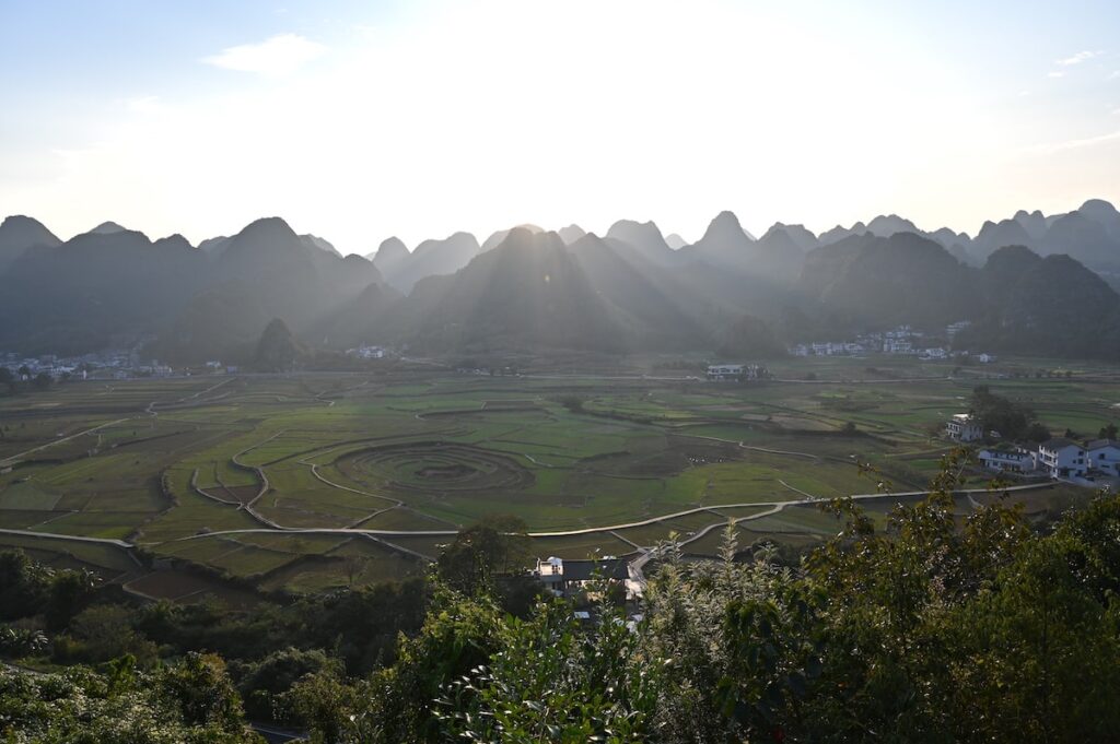 貴州省・の写真　カルスト峰の林と古銀杏の村、大瀑布5-1