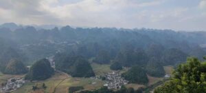 貴州省・の写真　カルスト峰の林と古銀杏の村、大瀑布5-11