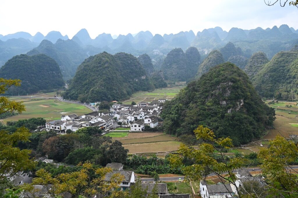 貴州省・の写真　カルスト峰の林と古銀杏の村、大瀑布5-2