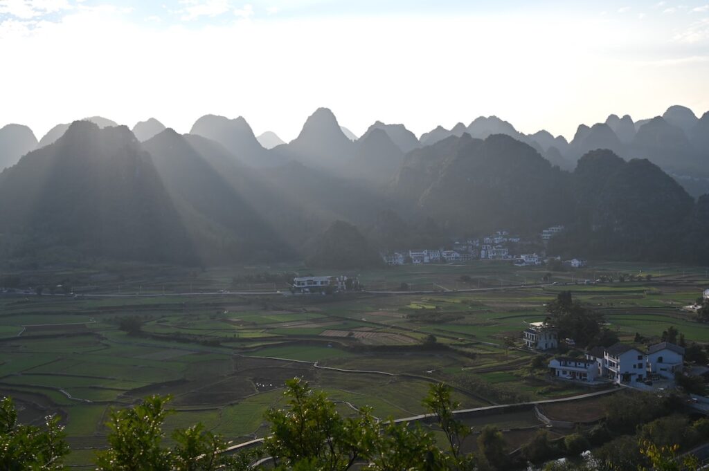 貴州省・の写真　カルスト峰の林と古銀杏の村、大瀑布5-3