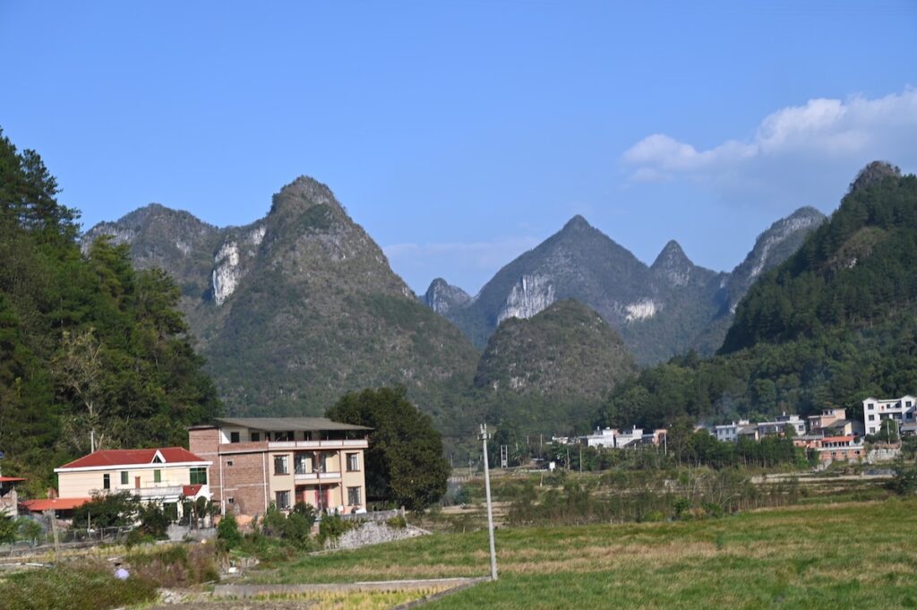 貴州省・の写真　カルスト峰の林と古銀杏の村、大瀑布5-4