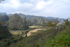 貴州省・の写真　カルスト峰の林と古銀杏の村、大瀑布5-6