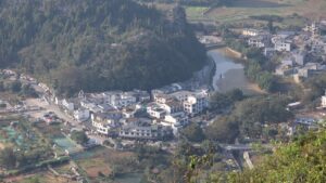 貴州省・の写真　カルスト峰の林と古銀杏の村、大瀑布5-7