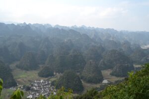 貴州省・の写真　カルスト峰の林と古銀杏の村、大瀑布5-9