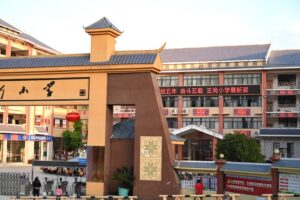 貴州省・の写真　カルスト峰の林と古銀杏の村、大瀑布6-10