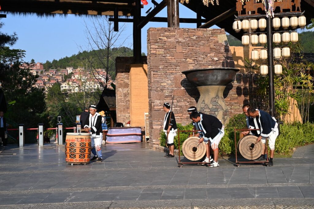 貴州省・の写真　カルスト峰の林と古銀杏の村、大瀑布6-2