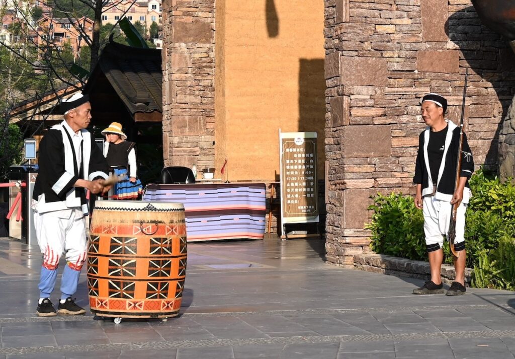 貴州省・の写真　カルスト峰の林と古銀杏の村、大瀑布6-3