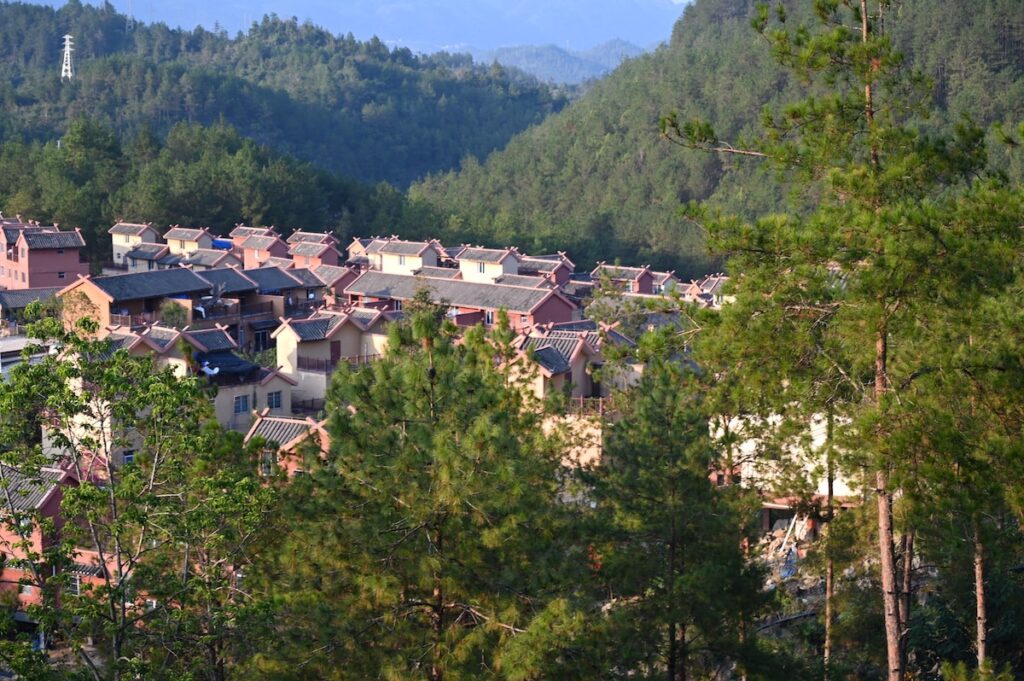 貴州省・の写真　カルスト峰の林と古銀杏の村、大瀑布6-5