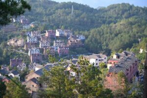 貴州省・の写真　カルスト峰の林と古銀杏の村、大瀑布6-6