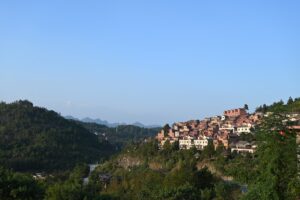 貴州省・の写真　カルスト峰の林と古銀杏の村、大瀑布6-7