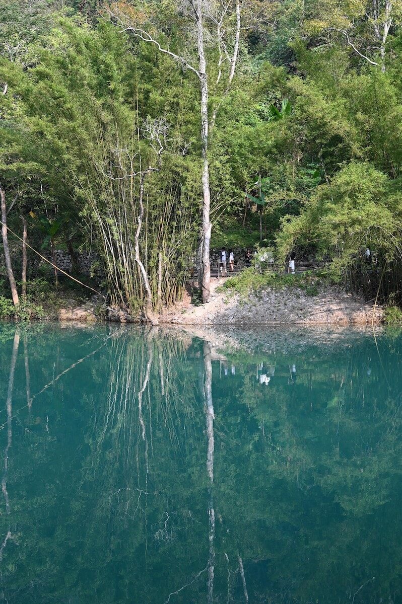 貴州省・の写真　世界自然遺産の古橋と癒しの峡谷2-1