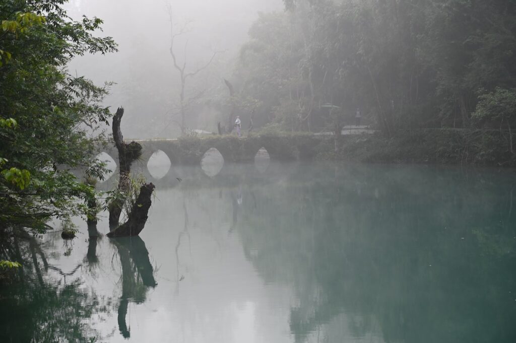 貴州省・の写真　世界自然遺産の古橋と癒しの峡谷2-3