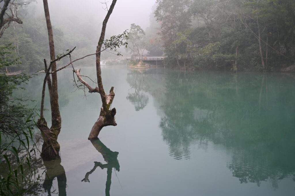 貴州省・の写真　世界自然遺産の古橋と癒しの峡谷2-4