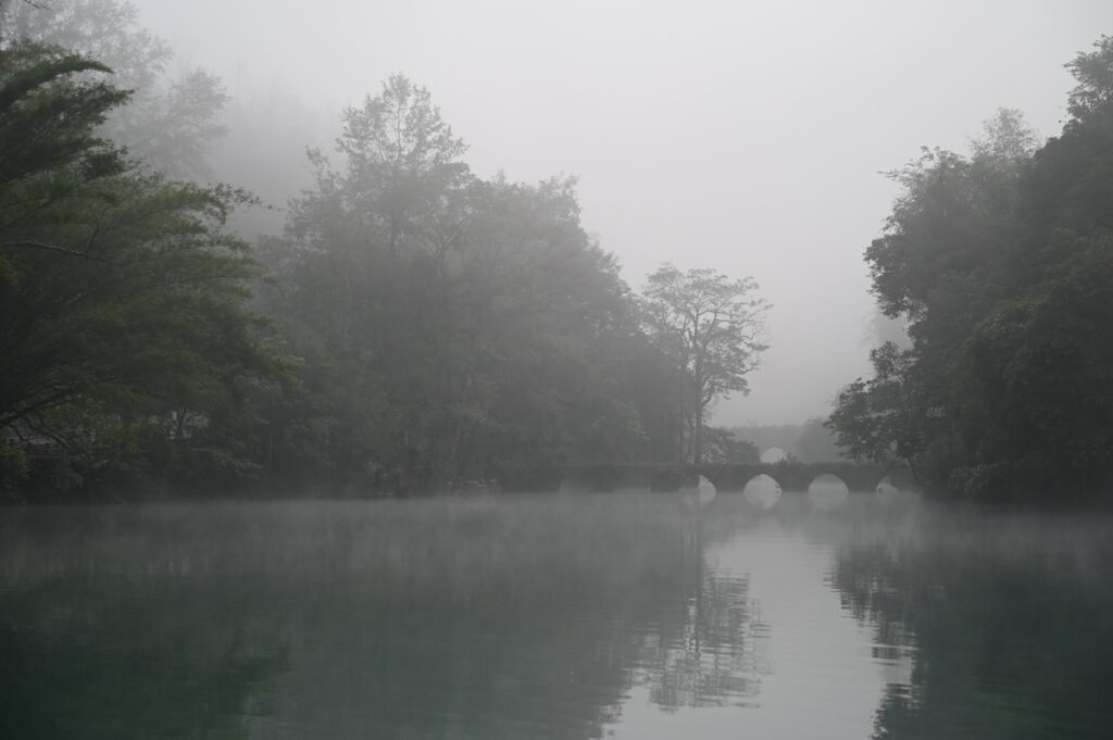 貴州省・の写真　世界自然遺産の古橋と癒しの峡谷2-5