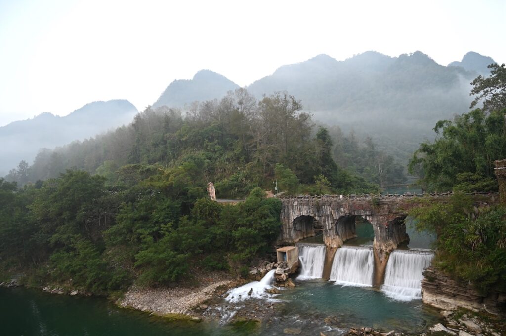 貴州省・の写真　世界自然遺産の古橋と癒しの峡谷3-2