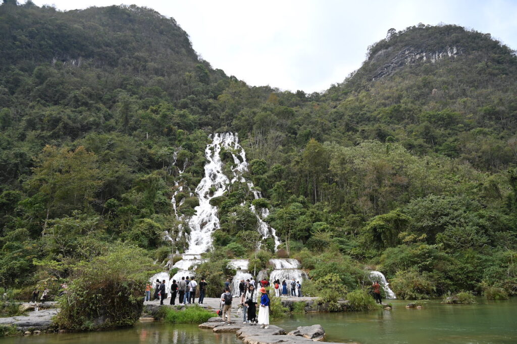 貴州省・の写真　世界自然遺産の古橋と癒しの峡谷3-4