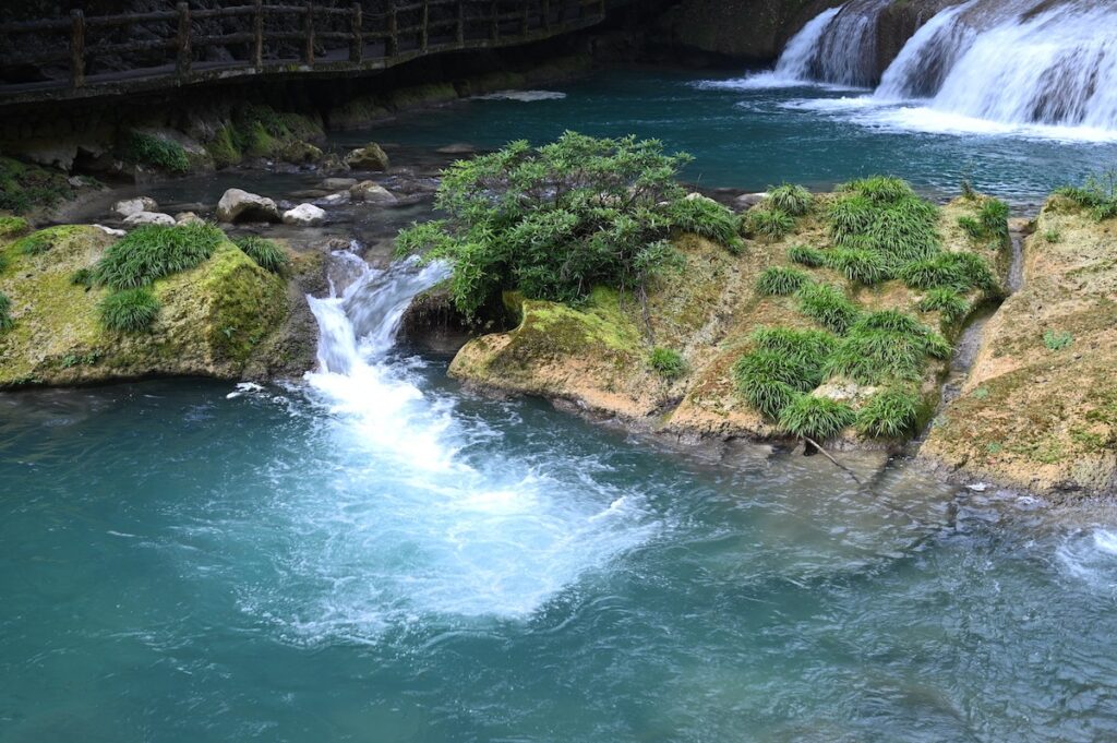 貴州省・の写真　世界自然遺産の古橋と癒しの峡谷4-1
