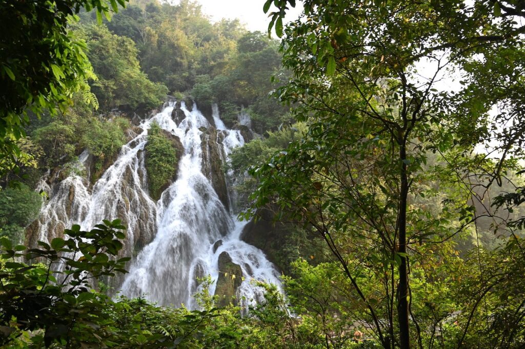 貴州省・の写真　世界自然遺産の古橋と癒しの峡谷4-2