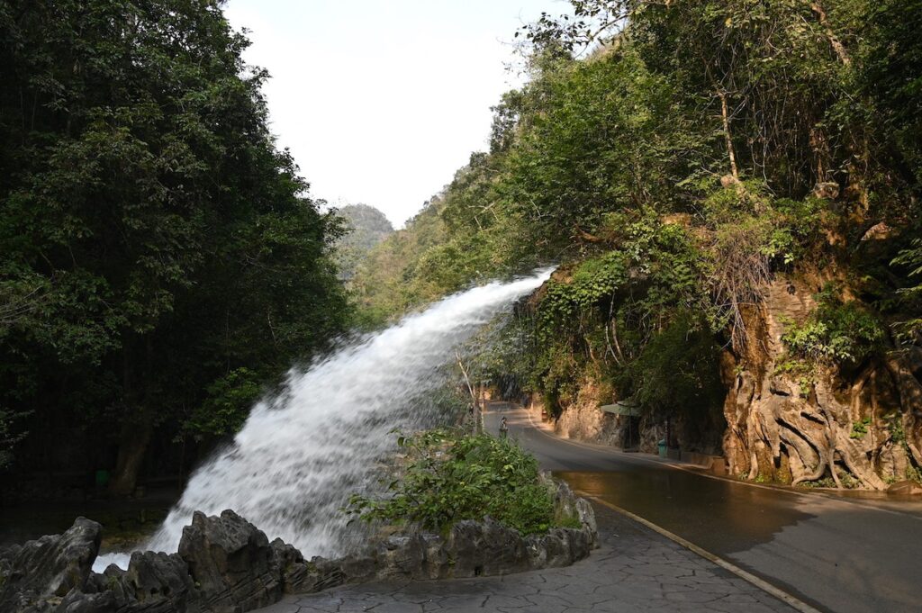 貴州省・の写真　世界自然遺産の古橋と癒しの峡谷4-3
