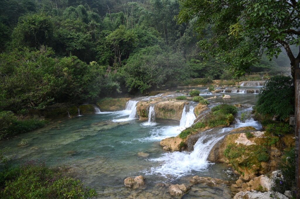 貴州省・の写真　世界自然遺産の古橋と癒しの峡谷4-5