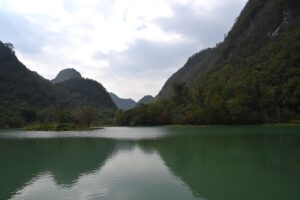 貴州省・の写真　世界自然遺産の古橋と癒しの峡谷4-8