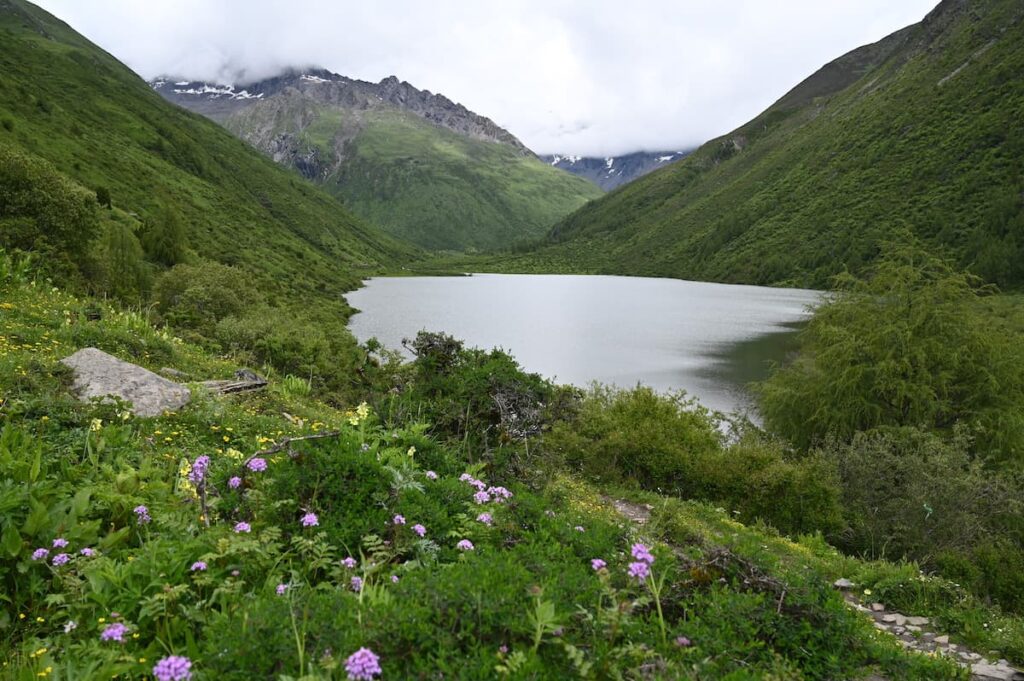 四川省・の写真　四姑娘山（スクニャン山）の渓谷を歩き中路蔵寨を訪ねる6-1
