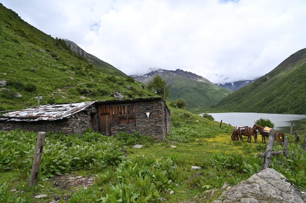四川省・の写真　四姑娘山（スクニャン山）の渓谷を歩き中路蔵寨を訪ねる6-4