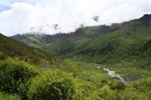 四川省・の写真　四姑娘山（スクニャン山）の渓谷を歩き中路蔵寨を訪ねる6-9