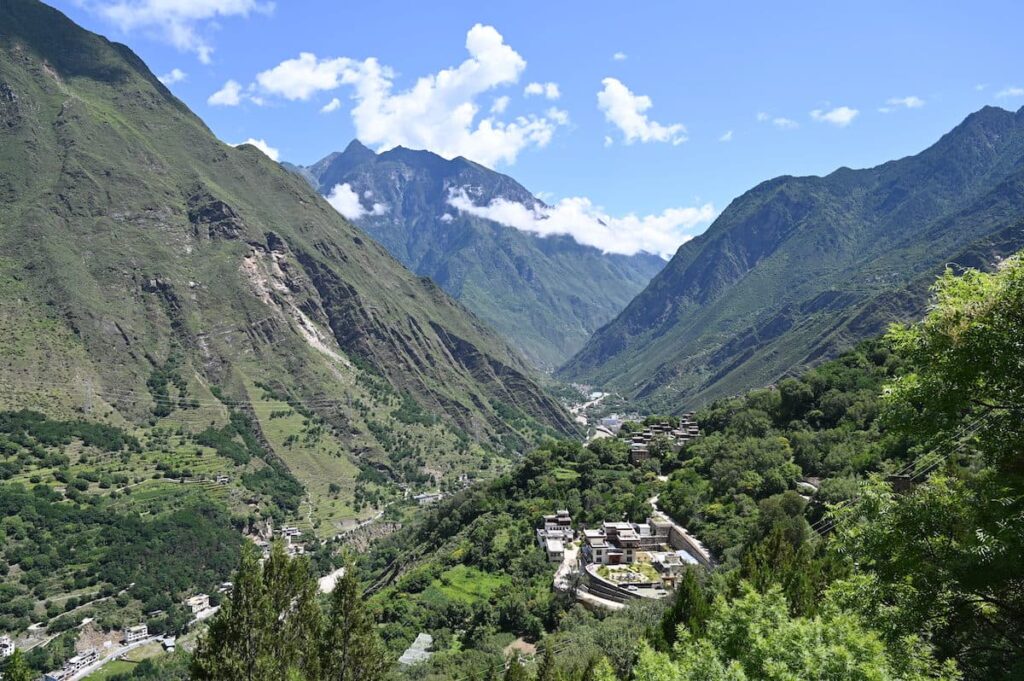 四川省・の写真　四姑娘山（スクニャン山）の渓谷を歩き中路蔵寨を訪ねる8-1