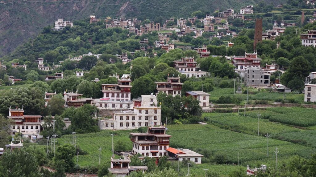 四川省・の写真　四姑娘山（スクニャン山）の渓谷を歩き中路蔵寨を訪ねる8-2