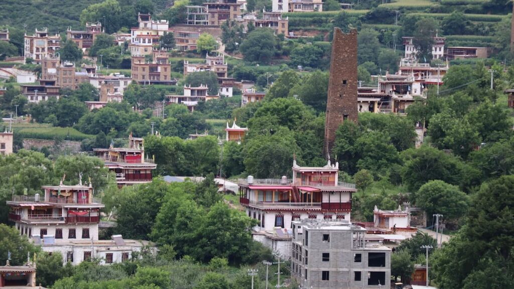 四川省・の写真　四姑娘山（スクニャン山）の渓谷を歩き中路蔵寨を訪ねる8-3
