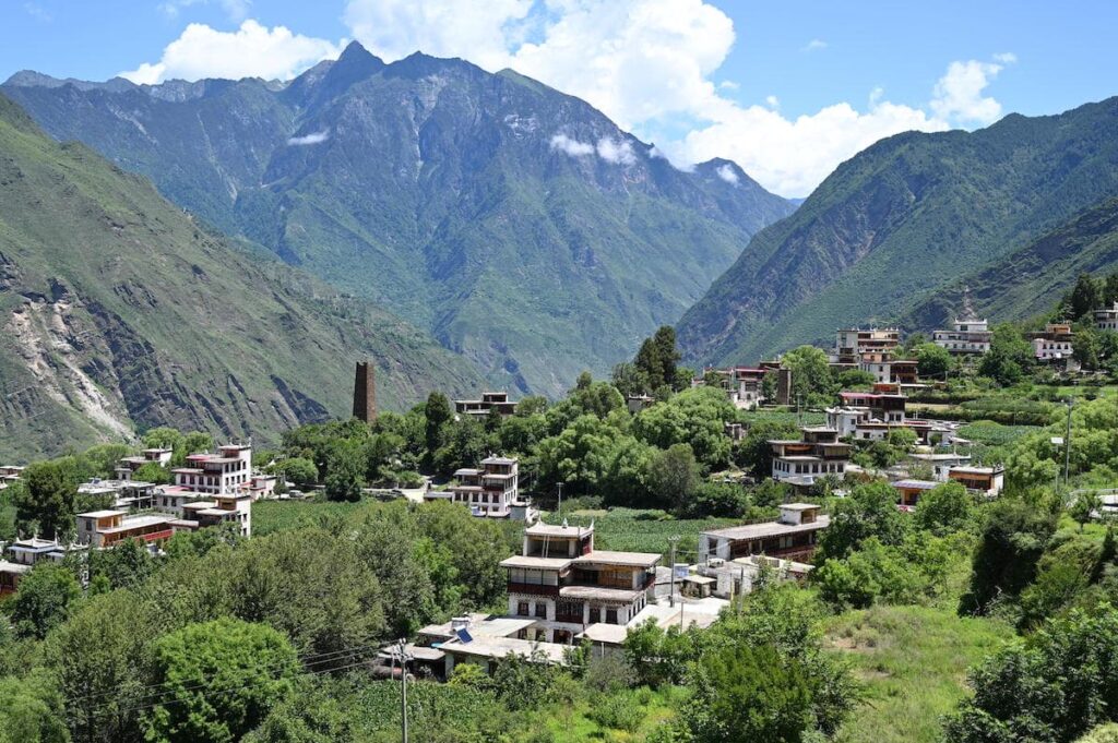 四川省・の写真　四姑娘山（スクニャン山）の渓谷を歩き中路蔵寨を訪ねる8-4