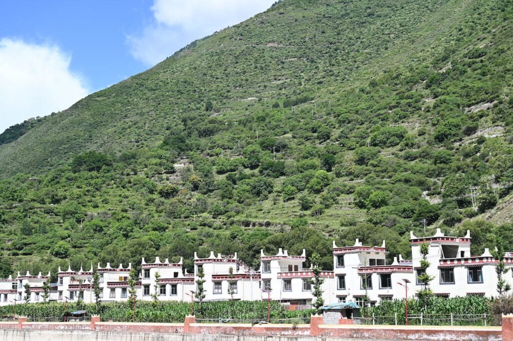 四川省・の写真　四姑娘山（スクニャン山）の渓谷を歩き中路蔵寨を訪ねる8-5