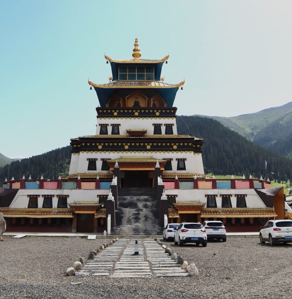 四川省・の写真　甲玉拉措と玉科草原からパンダとお茶の故郷へ3-1