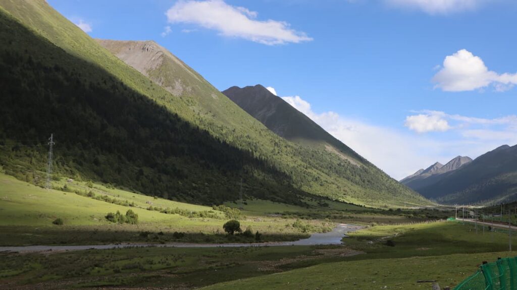 四川省・の写真　甲玉拉措と玉科草原からパンダとお茶の故郷へ3-5