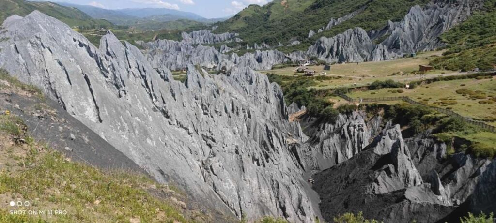四川省・の写真　甲玉拉措と玉科草原からパンダとお茶の故郷へ4-2