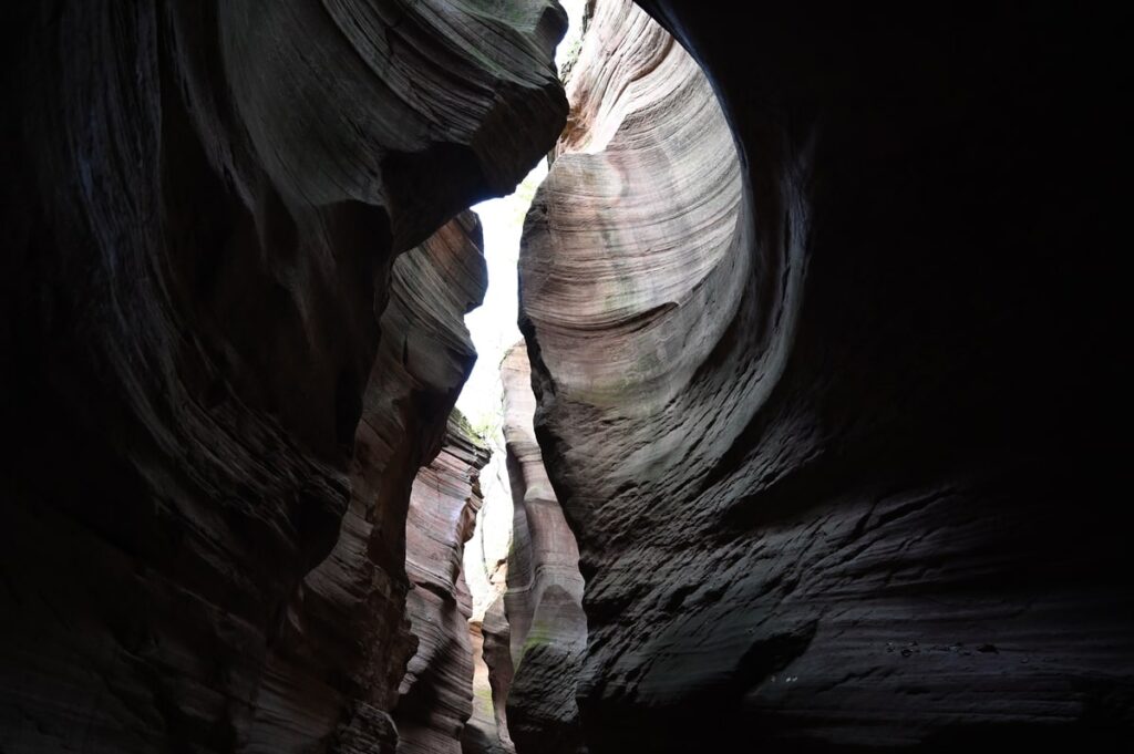 陝西省・の写真　岩と光の夢の回廊2-1