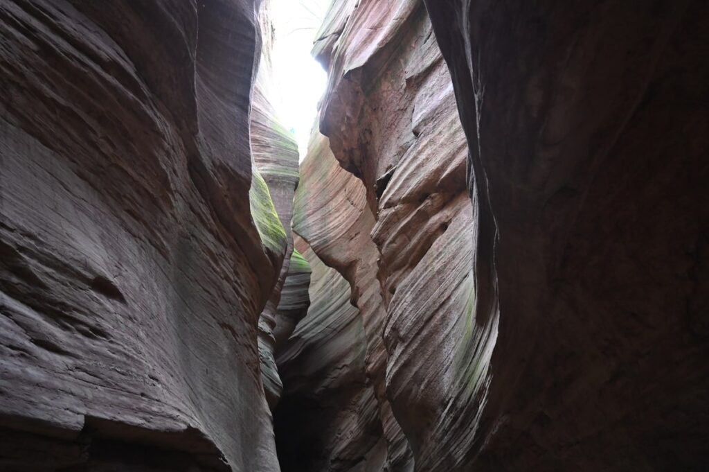 陝西省・の写真　岩と光の夢の回廊3-4