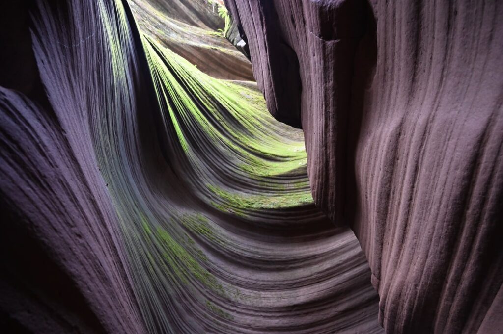 陝西省・の写真　岩と光の夢の回廊4-1