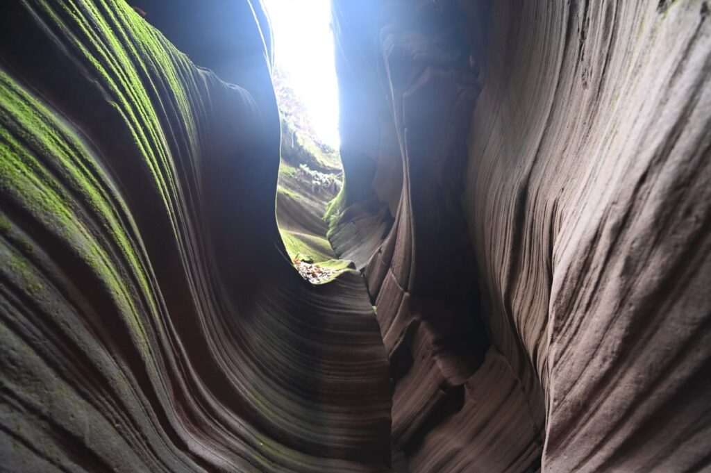 陝西省・の写真　岩と光の夢の回廊4-3