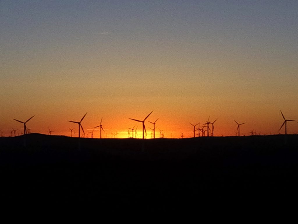 内蒙古自治区・輝謄錫勒草原／庫布齊砂漠の写真　月と太陽のドラマ-1