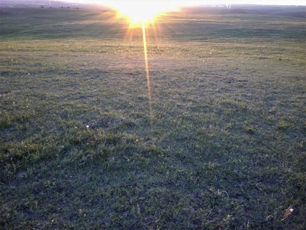 内蒙古自治区・輝謄錫勒草原／庫布齊砂漠の写真　月と太陽のドラマ-4
