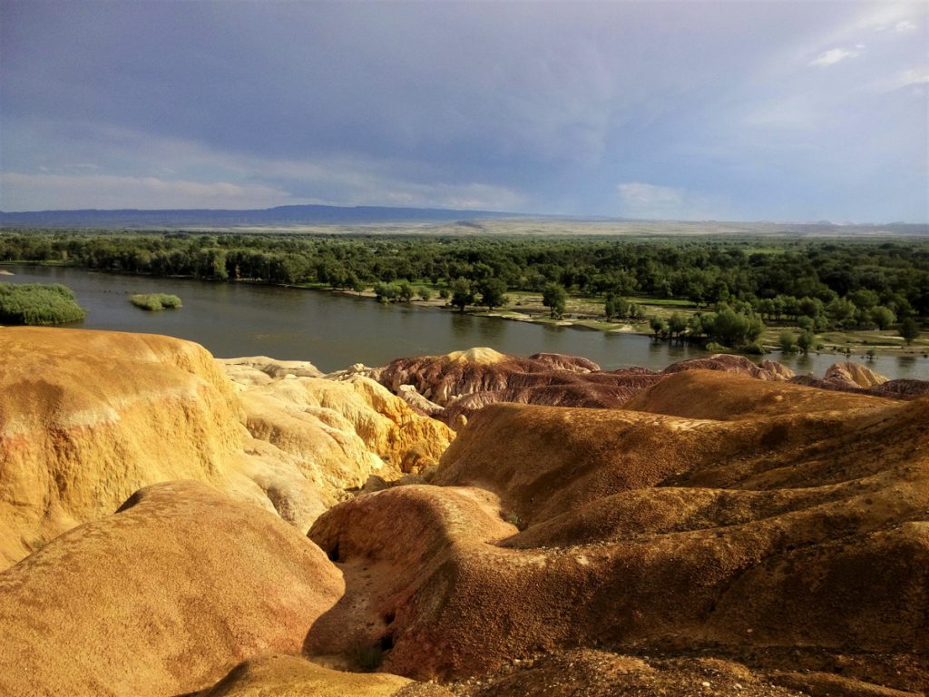 新疆ウィグル自治区・五彩灘の写真 砂漠と緑の競演-1
