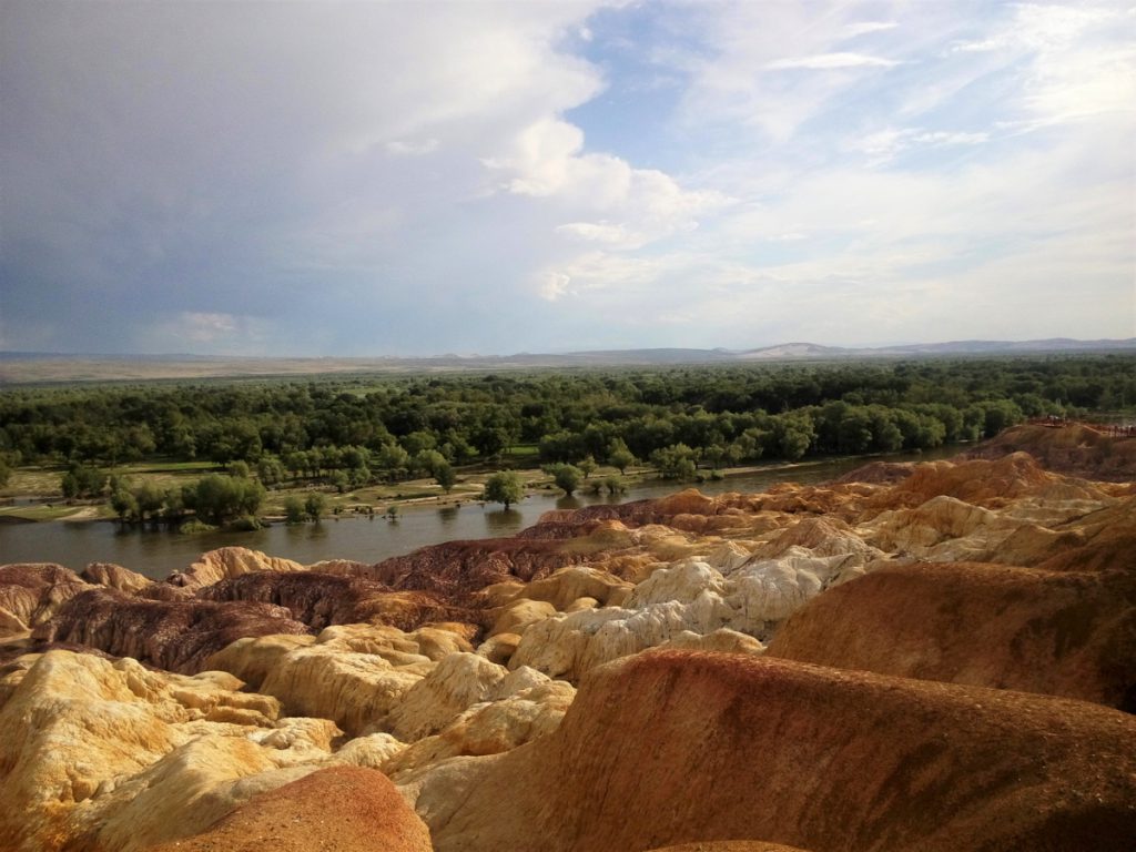 新疆ウィグル自治区・五彩灘の写真 砂漠と緑の競演-3