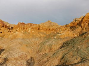 新疆ウィグル自治区・五彩灘の写真 砂漠と緑の競演-7