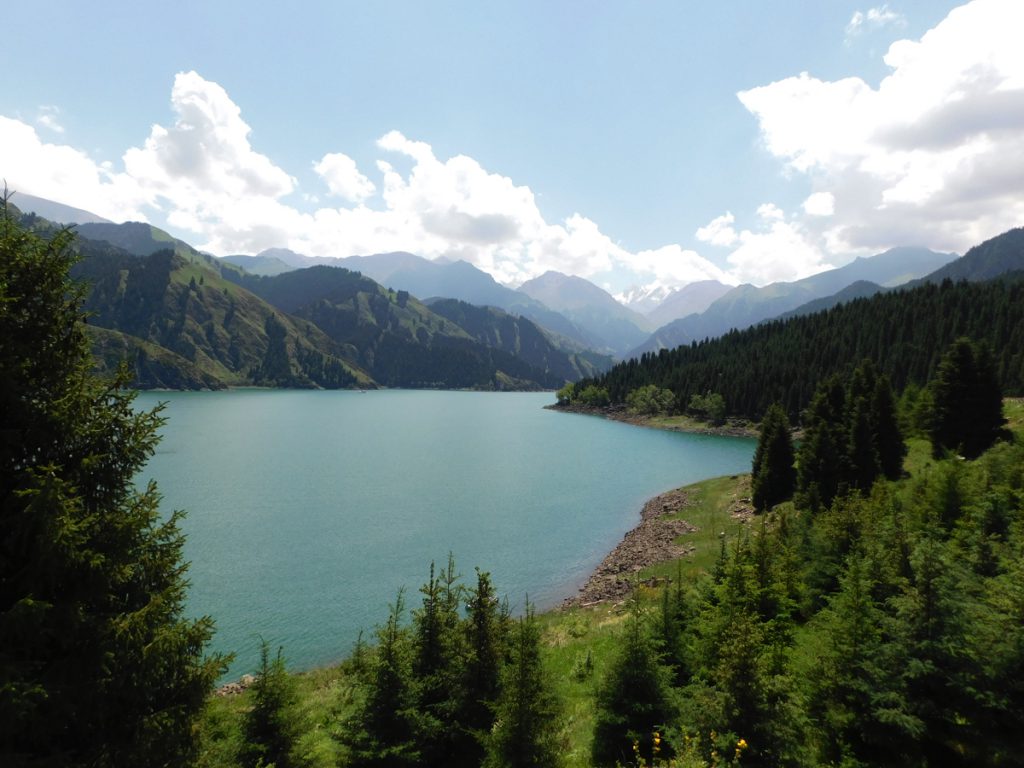 新疆ウィグル自治区・天山天池／南山牧場／奎屯河大峡谷の写真　天山の山懐に抱かれて-1
